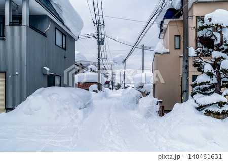 雪国の生活:大雪の中の生活道路、電線の上にも大きな雪の塊が鎮座する 雪国の生活:大雪の中の生活道路、電線の上にも大きな雪の塊が鎮座する 140461631
