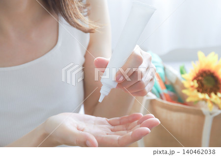 日焼け止めを手に取る女性のUV対策 日焼け止めを手に取る女性のUV対策 140462038