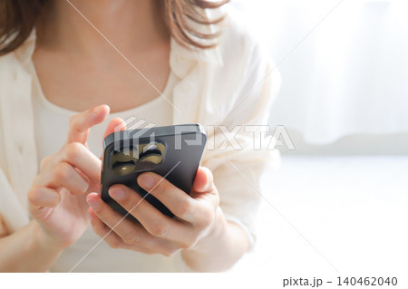 スマホでオンラインサービスを利用する女性 140462040