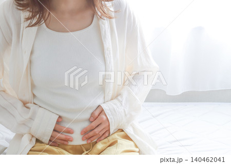 お腹の痛みを感じる女性 お腹の痛みを感じる女性 140462041