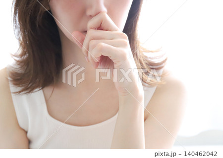 咳をする女性の体調不良イメージ 咳をする女性の体調不良イメージ 140462042