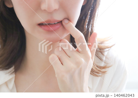 口内炎を気にする女性 140462043