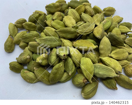 green cardamom pods (Elettaria cardamomum). These aromatic whole spices 140462315