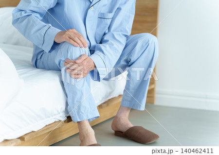 膝の痛みに悩む高齢者の男性 膝の痛みに悩む高齢者の男性 140462411