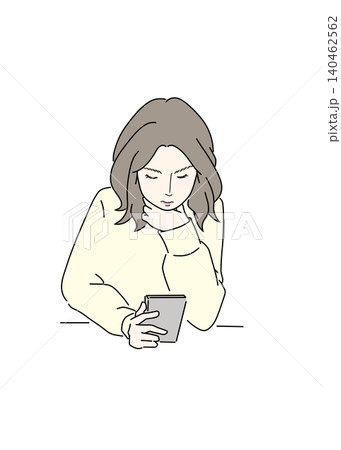 スマホを見ながら考える女性 140462562