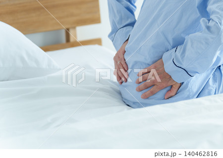 腰痛に悩む高齢者の男性 140462816