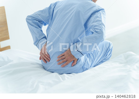 腰痛に悩む高齢者の男性 140462818