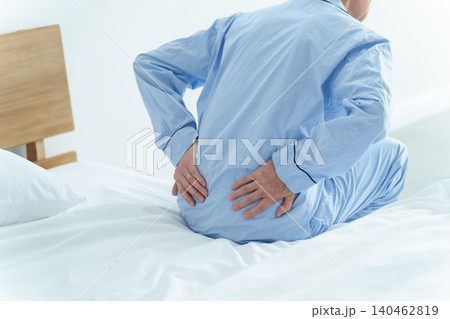 腰痛に悩む高齢者の男性 腰痛に悩む高齢者の男性 140462819