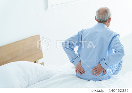 腰痛に悩む高齢者の男性 140462823