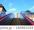 青空へ続く屋外のエスカレーターと都市のビル群（ビジネス・未来のイメージ） 140463204