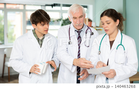 Three doctors dicsuss review tests Three doctors dicsuss review tests 140463268