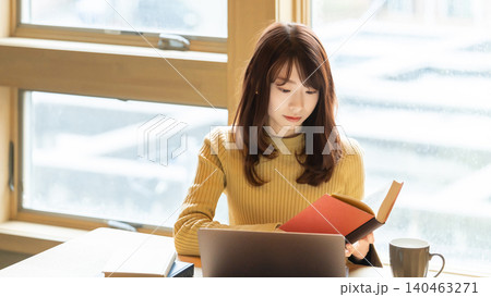 読書をする女性 140463271