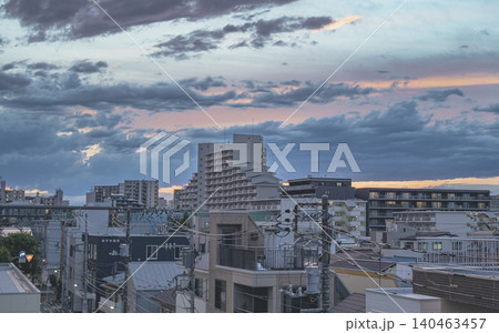 北区王子 住宅街と夕暮れの空が広がる都市風景 北区王子 住宅街と夕暮れの空が広がる都市風景 140463457