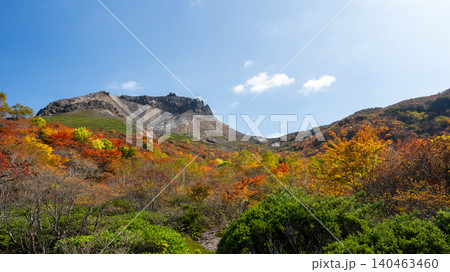 【栃木県】那須岳 紅葉の秋 姥ヶ平から望む茶臼岳 【栃木県】那須岳 紅葉の秋 姥ヶ平から望む茶臼岳 140463460