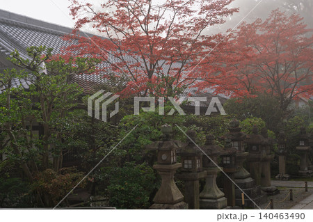 霧の中秋の彩りの京都府八幡市の石清水八幡宮境内を撮影したもの 霧の中秋の彩りの京都府八幡市の石清水八幡宮境内を撮影したもの 140463490