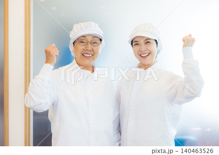 白衣で働くパートスタッフ 白衣で働くパートスタッフ 140463526