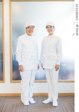 白衣で働くパートスタッフ 140463535