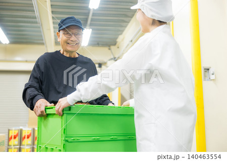 白衣で働くパートスタッフ 白衣で働くパートスタッフ 140463554