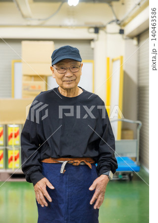 帆前掛けをした働くシニア男性 帆前掛けをした働くシニア男性 140463586