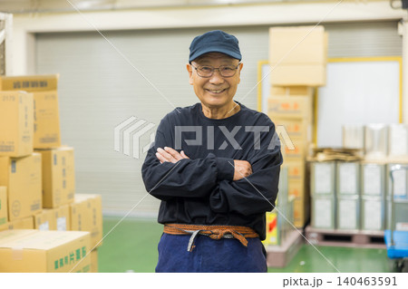 帆前掛けをした働くシニア男性 140463591