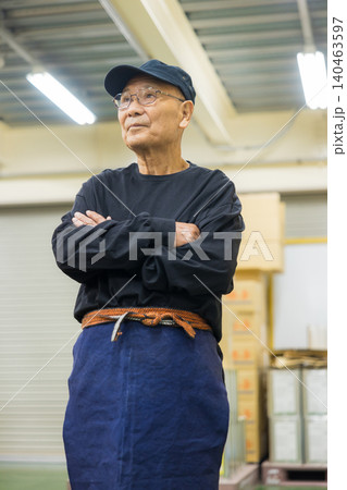 帆前掛けをした働くシニア男性 帆前掛けをした働くシニア男性 140463597