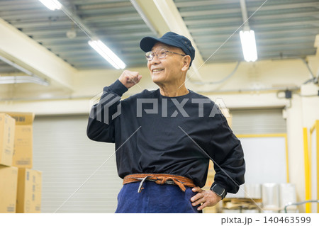 帆前掛けをした働くシニア男性 140463599