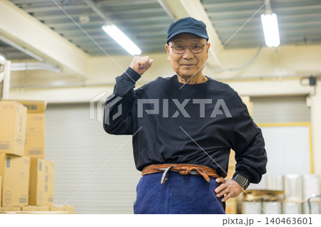 帆前掛けをした働くシニア男性 帆前掛けをした働くシニア男性 140463601