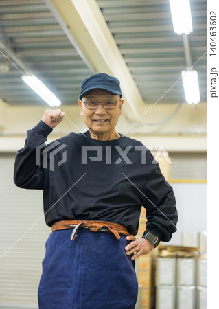 帆前掛けをした働くシニア男性 帆前掛けをした働くシニア男性 140463602