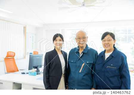 作業着を着てガッツポーズをするシニア男性 作業着を着てガッツポーズをするシニア男性 140463762