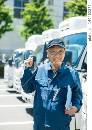 駐車場に並ぶトラック 駐車場に並ぶトラック 140463876