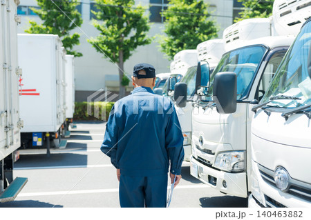 駐車場に並ぶトラック 駐車場に並ぶトラック 140463882