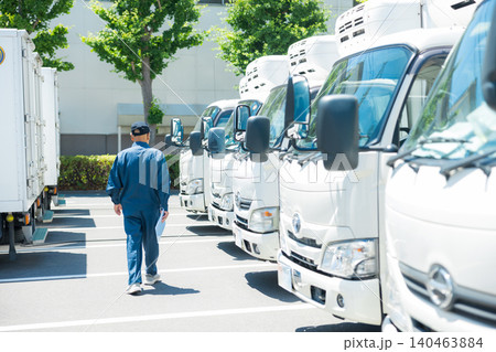 駐車場に並ぶトラック 駐車場に並ぶトラック 140463884