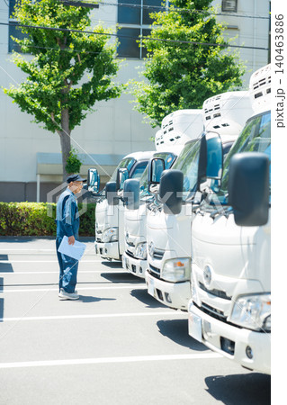 駐車場に並ぶトラック 駐車場に並ぶトラック 140463886