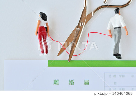 赤い糸を切るハサミ 別れ離婚のイメージ 赤い糸を切るハサミ 別れ離婚のイメージ 140464069