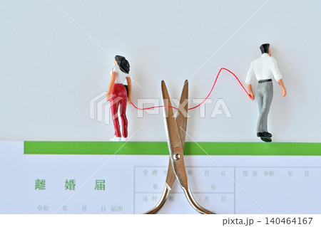 赤い糸を切るハサミ 別れ離婚のイメージ 赤い糸を切るハサミ 別れ離婚のイメージ 140464167