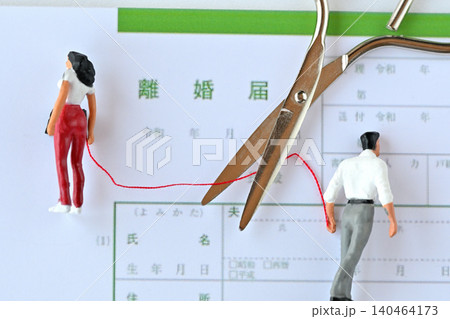 赤い糸を切るハサミ 別れ離婚のイメージ 赤い糸を切るハサミ 別れ離婚のイメージ 140464173