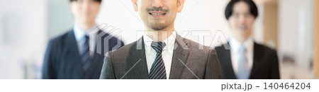 管理職を中心に横並びの経営者や社長と組織のカメラ目線の男性ビジネスチーム 顔無しのバナー 管理職を中心に横並びの経営者や社長と組織のカメラ目線の男性ビジネスチーム 顔無しのバナー 140464204