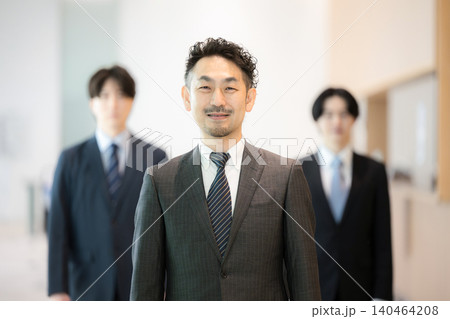 管理職を中心に横並びの経営者や社長と組織のカメラ目線の男性ビジネスチーム 140464208