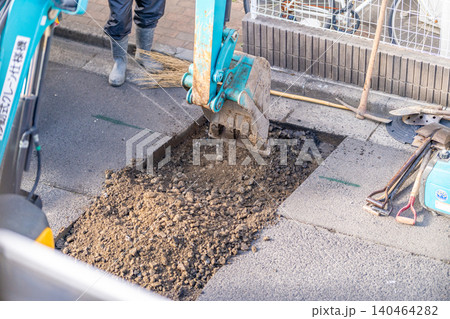 合流管耐震化工事(更生工法)公共ます下水道管の公共下水道工事 道路掘削 土砂掘削 合流管耐震化工事(更生工法)公共ます下水道管の公共下水道工事 道路掘削 土砂掘削 140464282