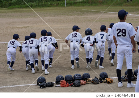 プロ野球選手を夢見て頑張っている野球少年 140464391