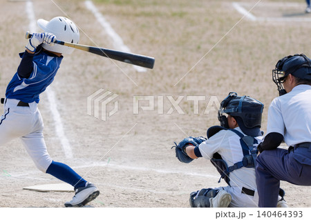 プロ野球選手を夢見て頑張っている野球少年 140464393