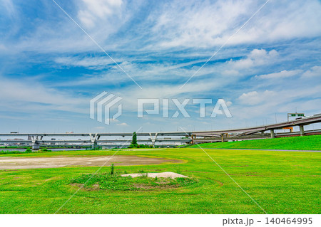 夏の青空が広がる荒川河川敷と堀切ジャンクション 夏の青空が広がる荒川河川敷と堀切ジャンクション 140464995