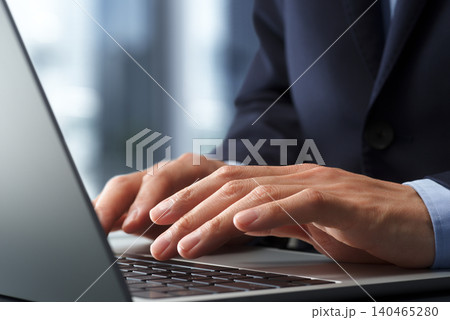 オフィスのデスクでノートパソコンを使うビジネスパーソン。手とキーボードのクローズアップ。ビジネスでの オフィスのデスクでノートパソコンを使うビジネスパーソン。手とキーボードのクローズアップ。ビジネスでの 140465280