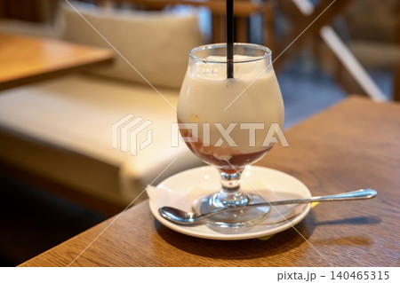 カフェで楽しむいちごミルク カフェで楽しむいちごミルク 140465315