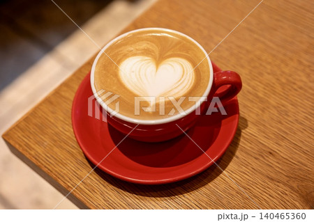 ハートのラテアートが可愛いカフェラテ ハートのラテアートが可愛いカフェラテ 140465360