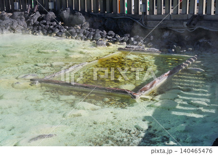 草津温泉　湯畑　将軍御汲上の湯枠（群馬県吾妻郡草津町） 140465476