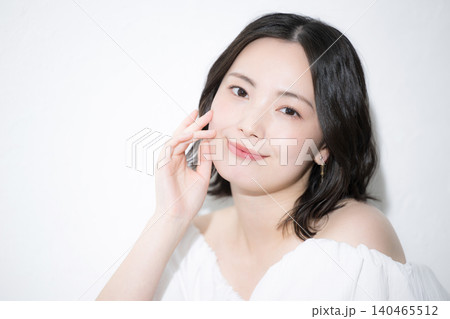 自然な笑顔が魅力的なオフショルダーの美しい女性の美容やビューティーのファッション 自然な笑顔が魅力的なオフショルダーの美しい女性の美容やビューティーのファッション 140465512