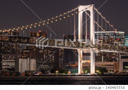 レインボーブリッジと湾岸高層ビル群の夜景 140465558
