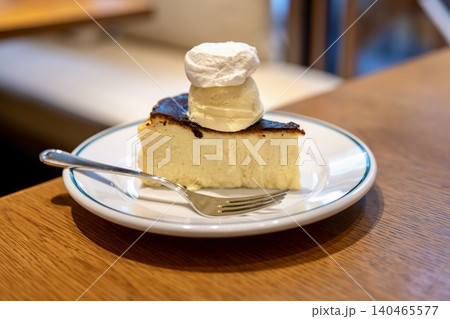 バニラアイスのせバスクチーズケーキ 140465577