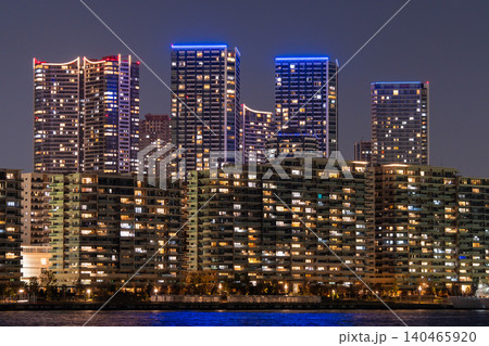 東京湾岸のタワーマンション群と水辺の夜景 140465920